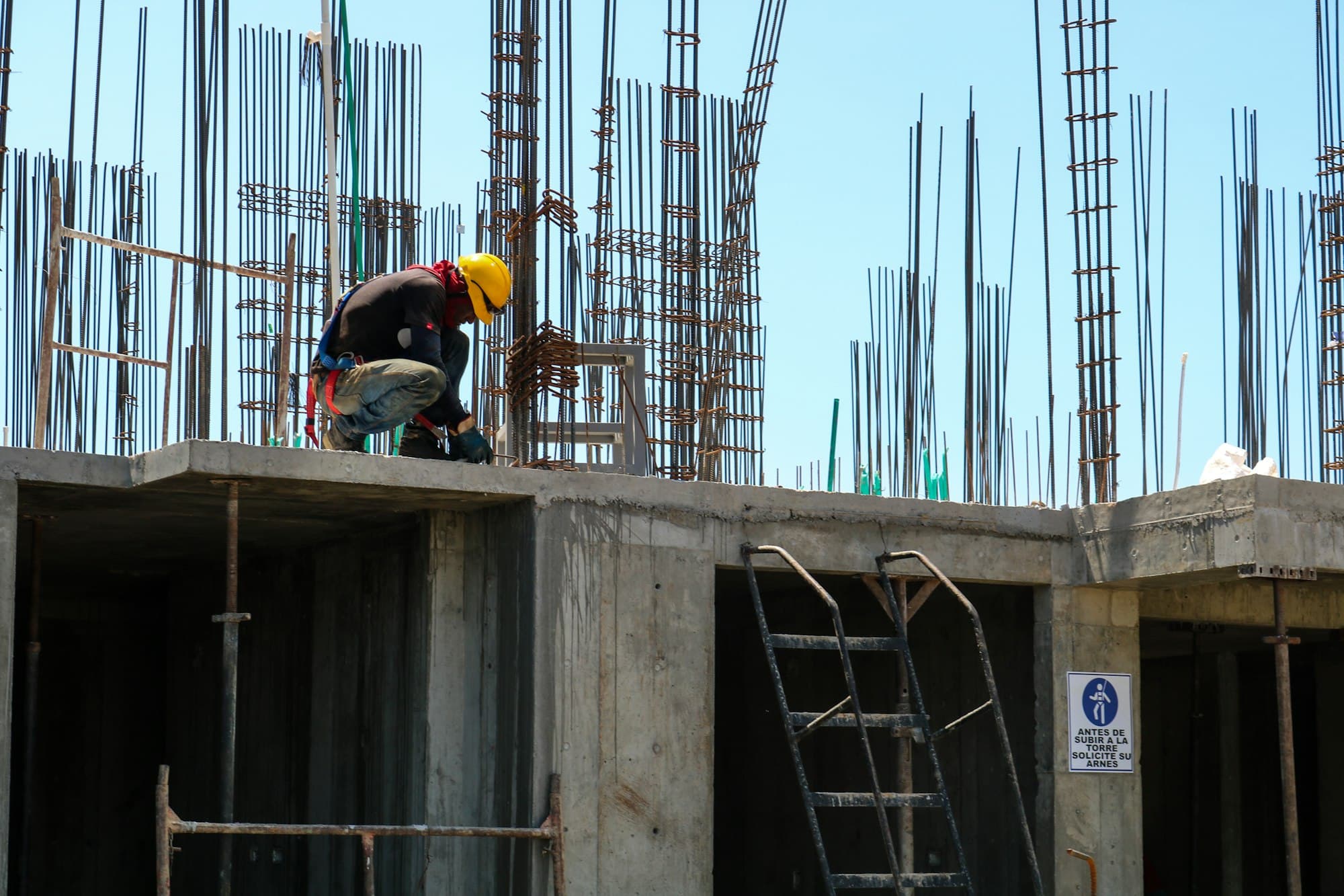 Thợ đang buộc thép trên sàn bê tông của một công trình đang xây